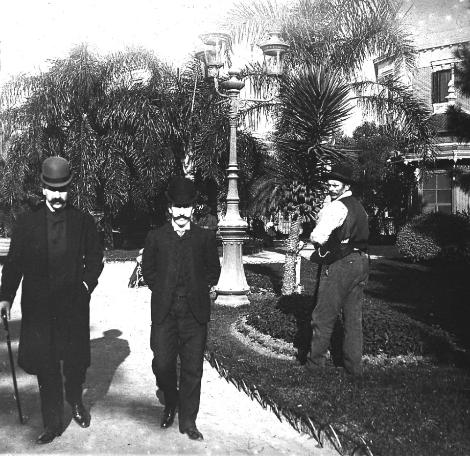 C15f143.Plaza Zabala, burgueses y jardinero