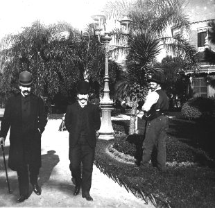 C15f143.Plaza Zabala, burgueses y jardinero