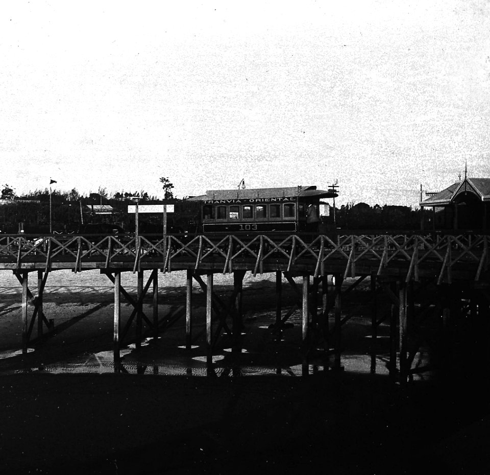 C16f151.Tranvía sobre puente madera en Ramírez