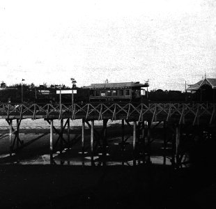 C16f151.Tranvía sobre puente madera en Ramírez