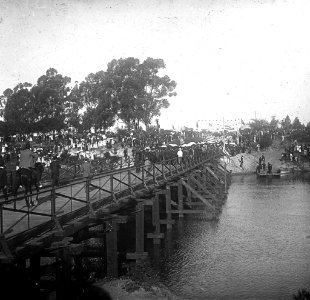 C16f155.Inauguaración de un puente de madera