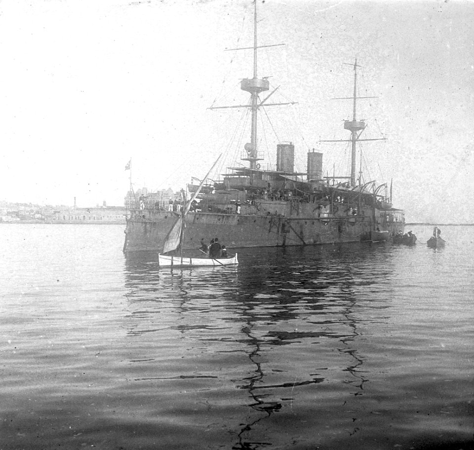 C22f209. Buque de guerra, Bahía