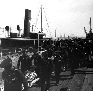 C27f264. Marineros bajando de un barco prisioneros blancos