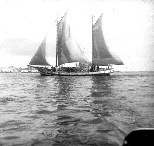 C22f213. Barco velero, Bahía
