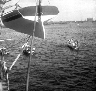 C23f219. Desembarco de marineros en el antepuerto