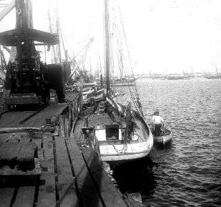 C21f202. Velero junto a una grúa. Puerto