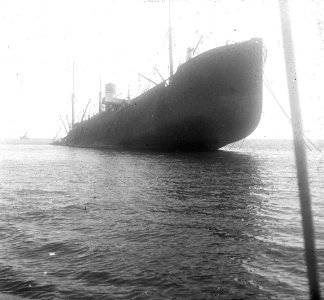 C22f211. Barco semi hundido