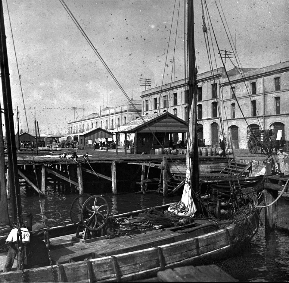 C24f228. Amarrando lanchón al muelle