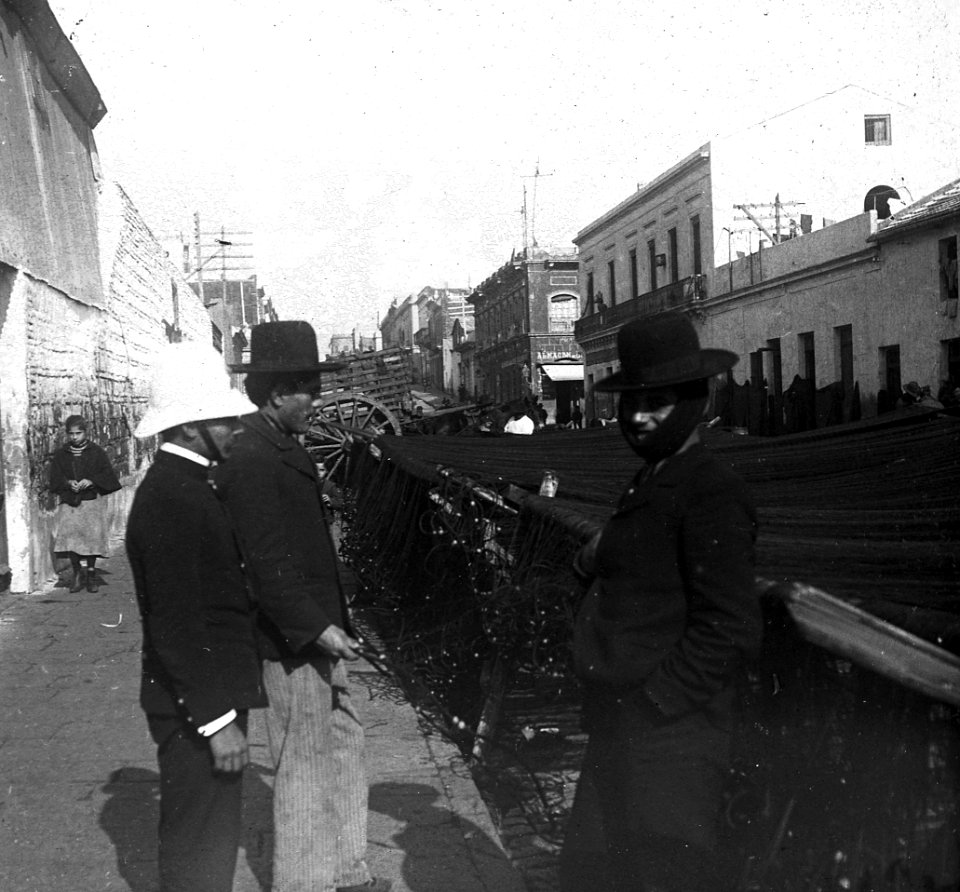 C25f248. Pescador acomodando las redes