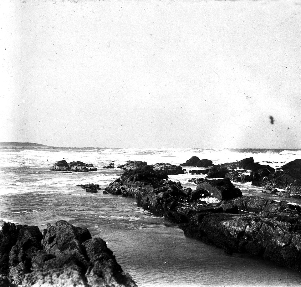 C30f298. Vista del mar y las rocas en el Este