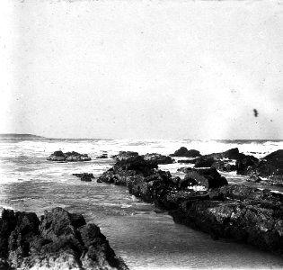 C30f298. Vista del mar y las rocas en el Este