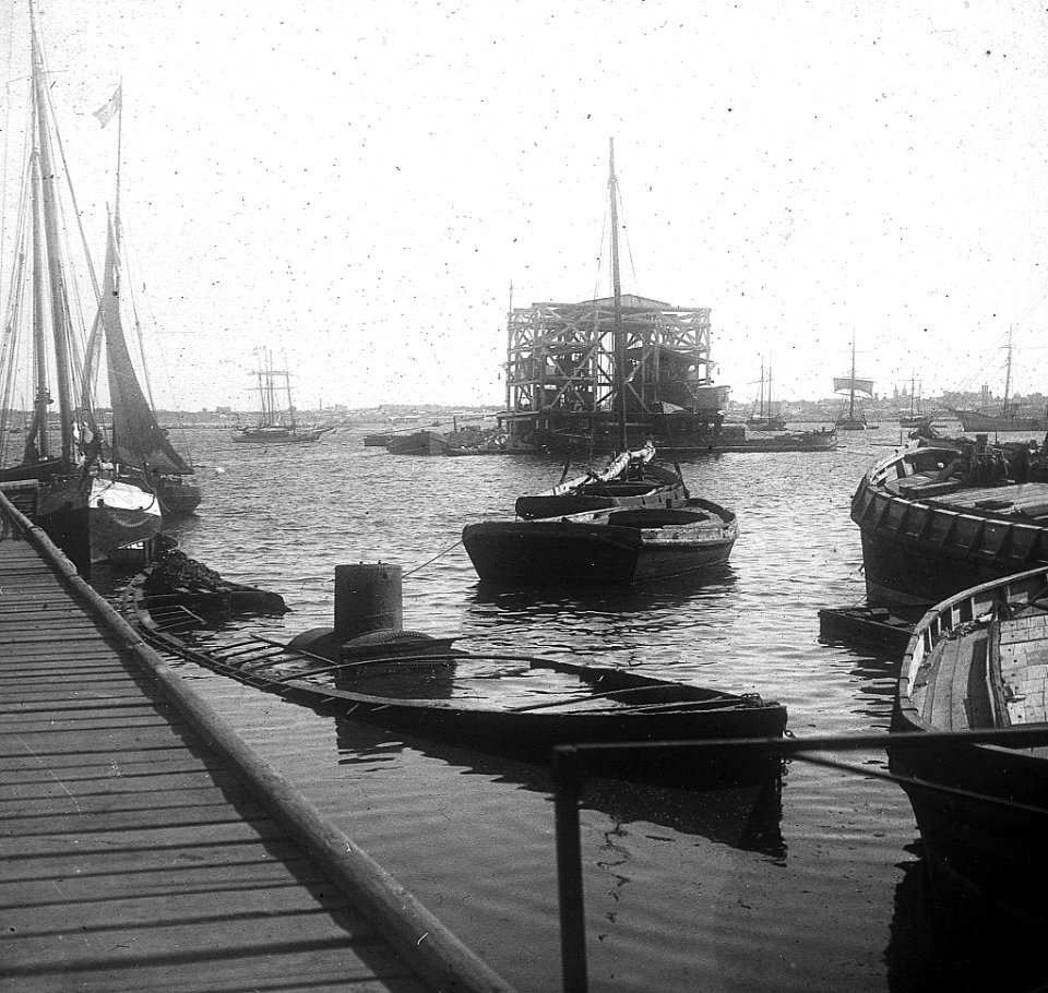 C25f242. Muelle con botes. Al fondo grúa Atlas