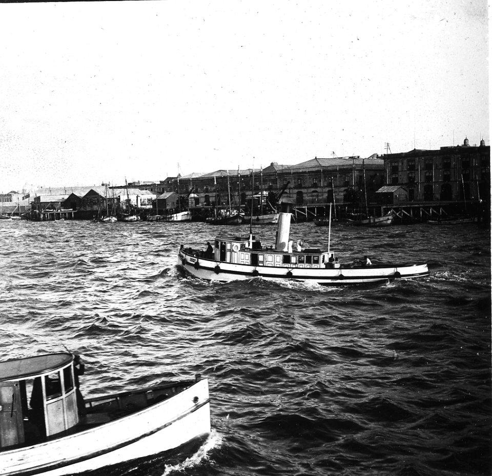 C26f256. Barco de vapor rumbo al puerto