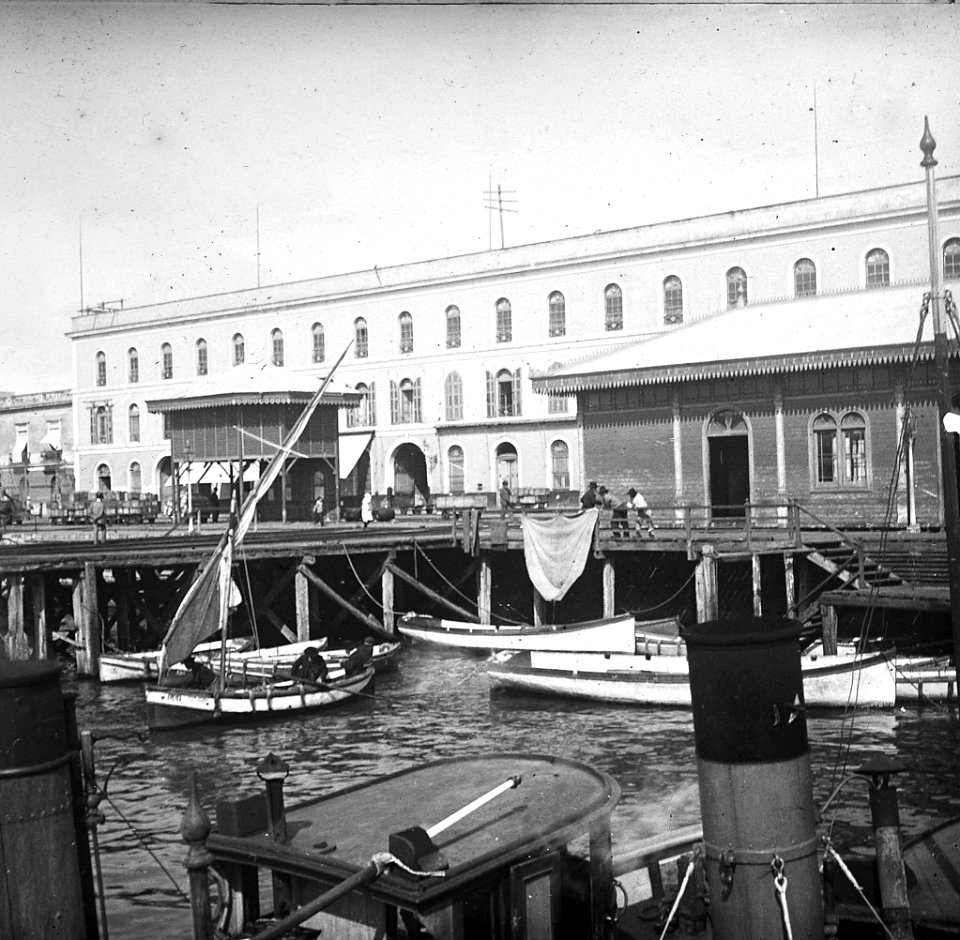 C25f241. Muelle de entrada para control de inmigrantes
