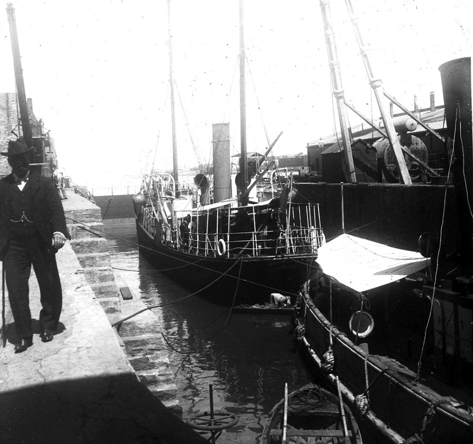 C26f258. Dique Mauá, reparación de un barco Ingles