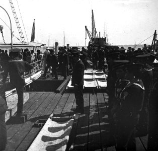 C27f266. Marineros formando fila
