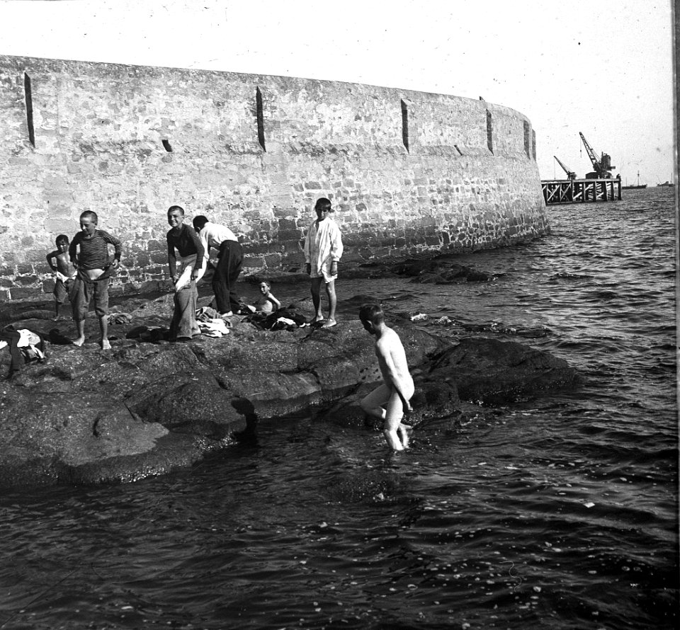 C29f285. Niños bañandose junto a la muralla del Rowing