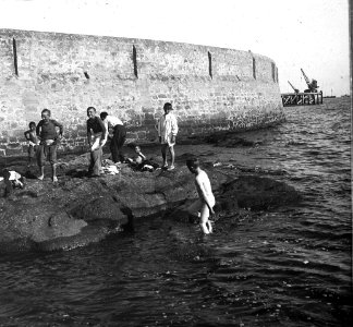 C29f285. Niños bañandose junto a la muralla del Rowing