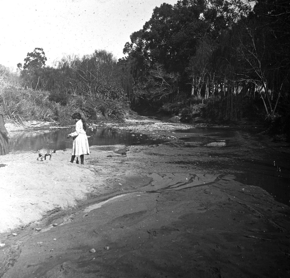 C31f304.Niña jugando en arroyo Miguelete