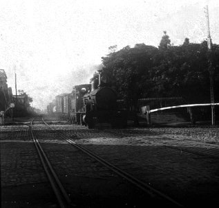 C40f394. Locomotora en la vía