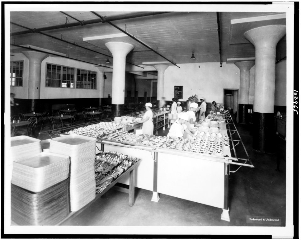 Cafeteria counter at the American Chicle Company plant - Underwood & Underwood. LCCN91728691