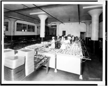 Cafeteria counter at the American Chicle Company plant - Underwood & Underwood. LCCN91728691