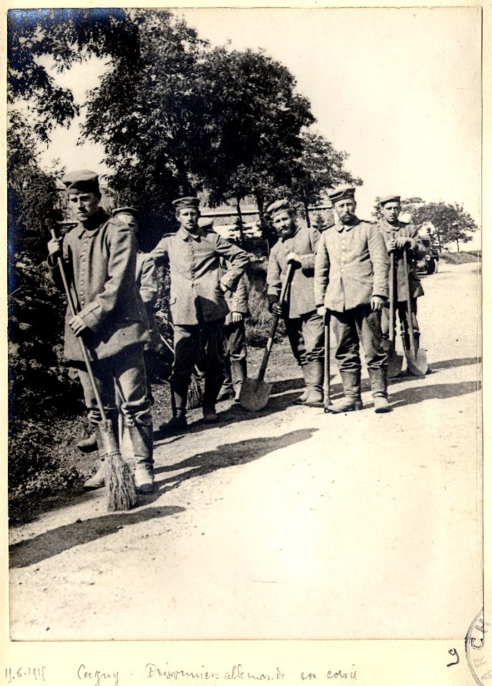 Cagny. Prisonniers allemands en corvée - Fonds Berthelé - 49Fi1874-9