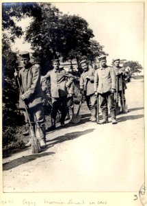 Cagny. Prisonniers allemands en corvée - Fonds Berthelé - 49Fi1874-9