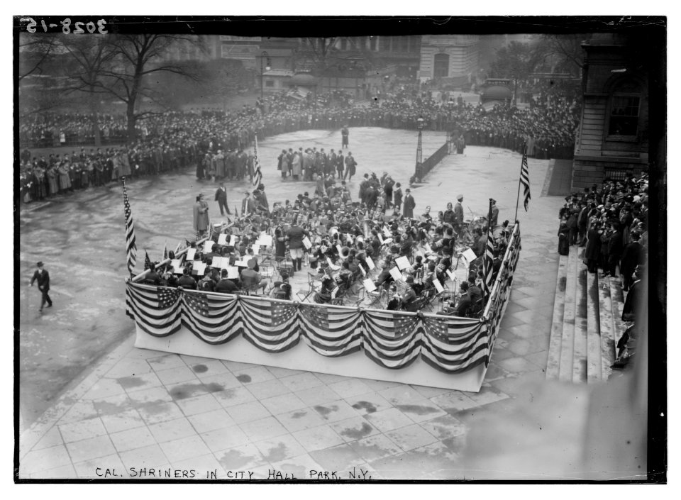 Cal. Shriners in City Hall Park, N.Y. LCCN2014695768