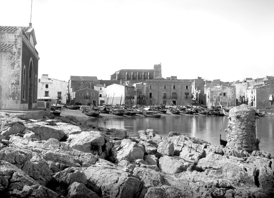 Cala amb barques i cases de l'Escala Restored