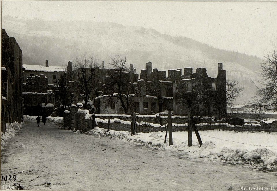 Caldonazzo. Abgebrannte Häuser. (BildID 15639508)