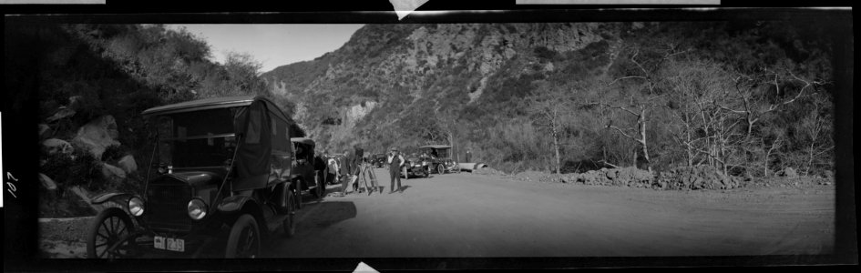 California movie making - cars along roadside LCCN2017656420