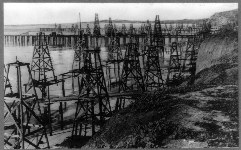 California, Santa Barbara. Pumping oil out of the Pacific Ocean at Summerland, California LCCN2012647900