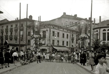 Calles de Tolosa engalanadas con motivo de la Asamblea Eucarística (3 de 4) - Fondo Car-Kutxa Fototeka
