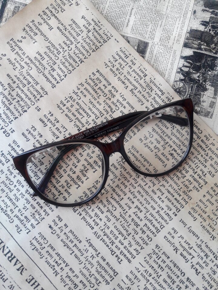 The text of the document glasses