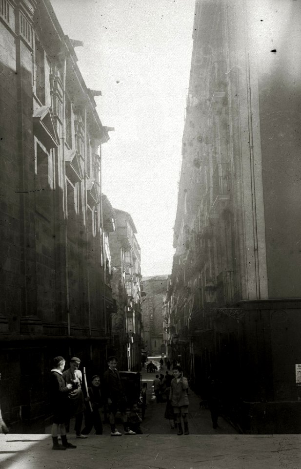 Calle 31 de Agosto al final de la cual se ve la iglesia de San Vicente (1 de 1) - Fondo Car-Kutxa Fototeka