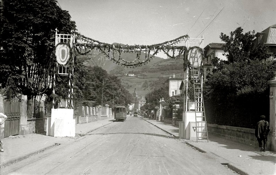 Calles de Tolosa engalanadas con motivo de la Asamblea Eucarística (2 de 4) - Fondo Car-Kutxa Fototeka