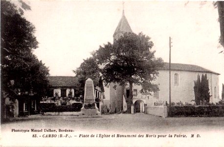 Cambo (64) - Place de l'église