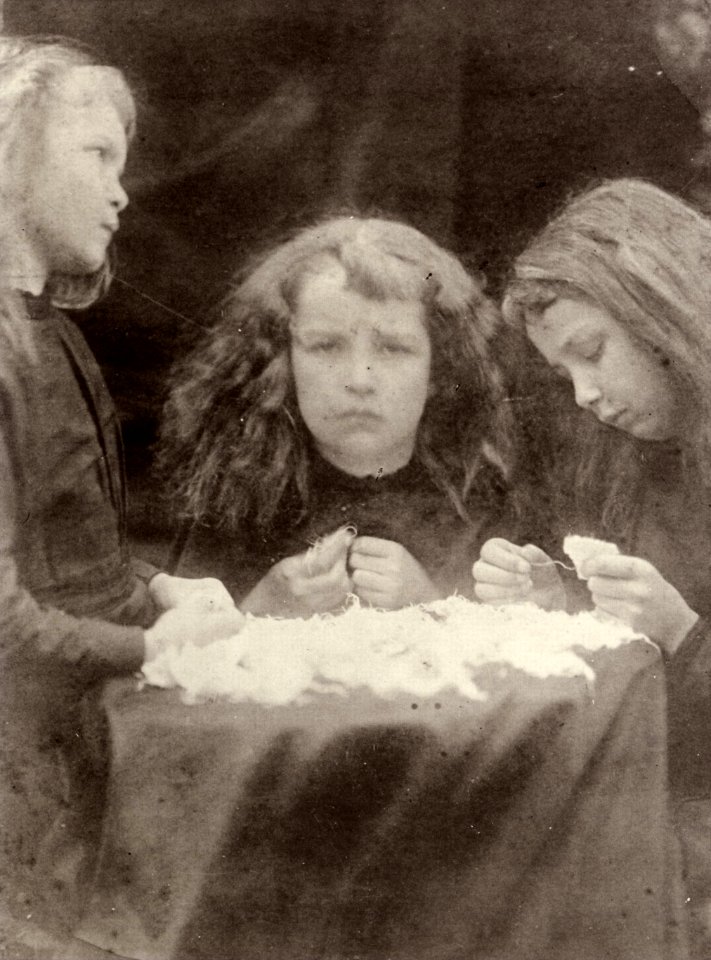 Cameron, Julia Margaret - Sammeln Fussel für die Krim (Blanche, Wary und Adeline Grace Glogstoun) (Zeno Fotografie)