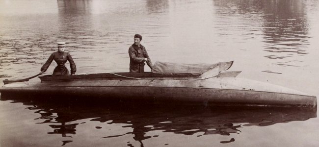 Camille du Gast barreur du Marsouin à moteur Darracq de Mr Caillois (les canots automobiles à Juvisy 1904) 1