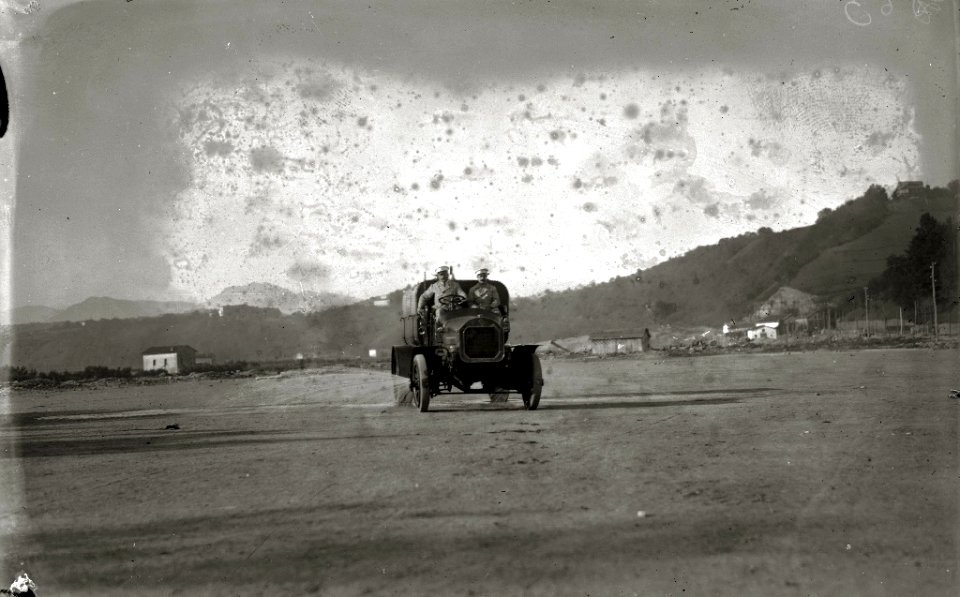 Camión cisterna de servicios municipales regando los campos de Amara (2 de 2) - Fondo Car-Kutxa Fototeka