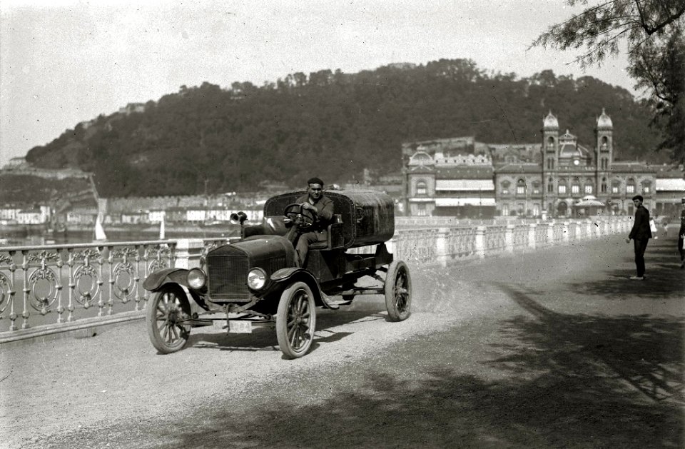 Camioneta del servicio municipal de limpieza circulando por el paseo de la Concha (1 de 1) - Fondo Car-Kutxa Fototeka