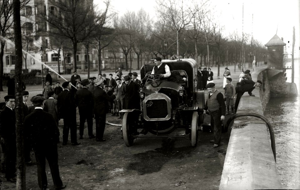 Camión del servicio municipal de limpieza en el paseo del Árbol de Gernika (3 de 3) - Fondo Car-Kutxa Fototeka