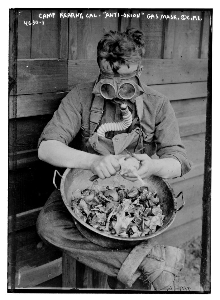 Camp Kearny, Cal. Anti-onion gas mask LCCN2014707307