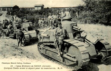Camp-militaire-de-souge-tanks-avant-le-depart-des-manoeuvres
