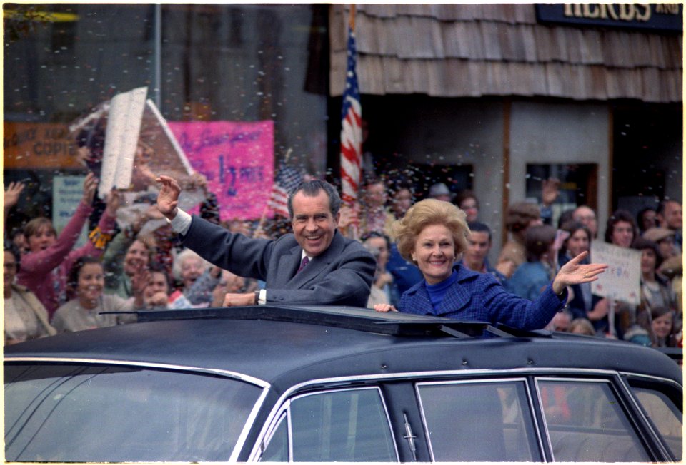 Campaign motorcade en route from Westchester County Airport to Pcantico Hills, New York. - NARA - 194459