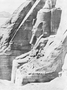 Camp, Maxime du - Eine der vier riesigen Bildsäulen Ramses II. am großen Tempel von Abu Simbel (Zeno Fotografie)