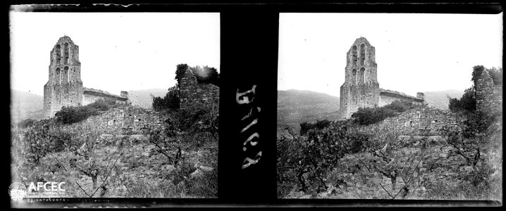 Campanar i façana de l'església de Sant Pere de Vallhonesta