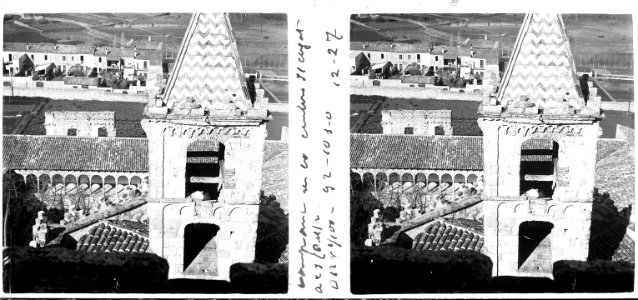 Campanar sobre el cimbori i part del claustre del monestir de Sant Cugat del Vallès