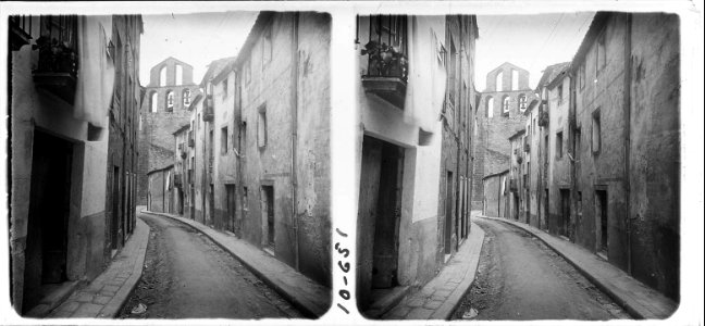 Campanar de l'església d ' Agullana des del carrer